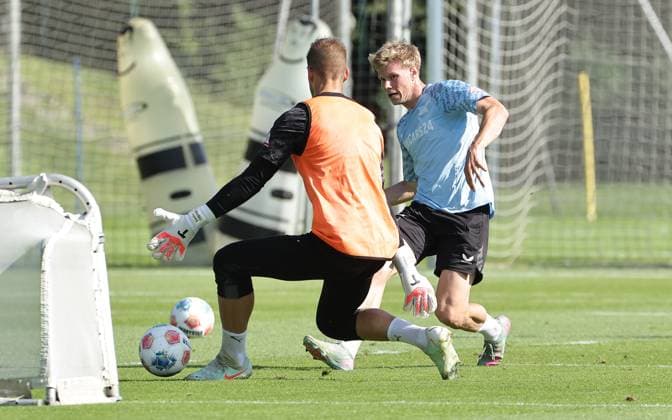 Torwart Dennis Smarsch, Luca Schuler Zweikampf Spielszene Aktion Fußball Fussball Saison 2025 2026 2. Bundesliga Herren DFL 26.08.2025 Training Hertha BSC Berlin DFL regulations prohibit any use of photographs as image sequences and or quasi-video.