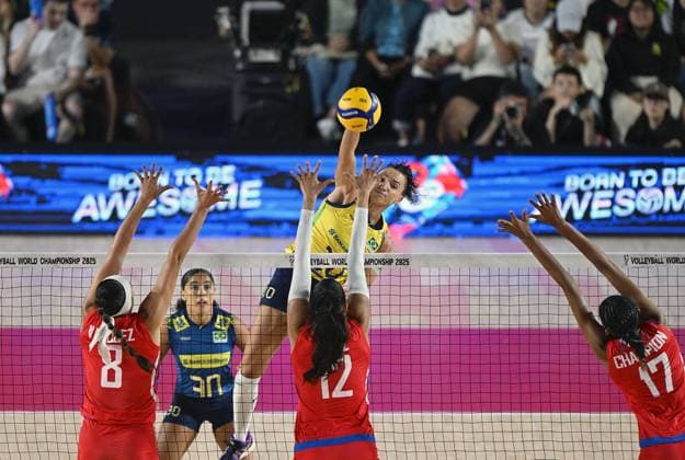 (250826) -- CHIANG MAI, Aug. 26, 2025 -- Gabriela Braga Guimaraes (top) of Brazil spikes the ball during the Preliminary Phase Pool C match between Brazil and Puerto Rico at the Volleyball Women s World Championship, WM, Weltmeisterschaft in Chiang Mai, Thailand, Aug. 26, 2025. ) (SP)THAILAND-CHIANG MAI-VOLLEYBALL-WOMEN S WORLD CHAMPIONSHIP-BRAZIL VS PUERTO RICO HouxZhaokang 