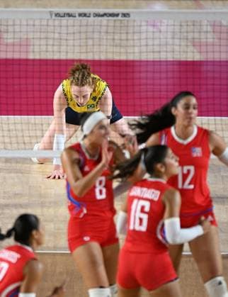 (250826) -- CHIANG MAI, Aug. 26, 2025 -- Julia Isabelle Bergmann (rear) of Brazil looks dejected as she is blocked during the Preliminary Phase Pool C match between Brazil and Puerto Rico at the Volleyball Women s World Championship, WM, Weltmeisterschaft in Chiang Mai, Thailand, Aug. 26, 2025. ) (SP)THAILAND-CHIANG MAI-VOLLEYBALL-WOMEN S WORLD CHAMPIONSHIP-BRAZIL VS PUERTO RICO HouxZhaokang 