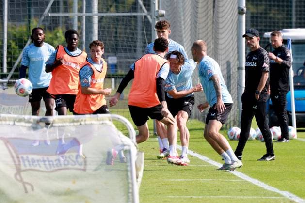 DEU, DFL, 2. FBL Hertha BSC, Training, 26.08.2025, Sportforum, Berlin, DEU, DFL, 2. FBL Hertha BSC, Training, im Bild Fabian Reese (Hertha BSC Berlin 11), Cheftrainer Stefan Leitl (Hertha BSC Berlin), Hertha-Spielerkreis DFL - regulations prohibit any use of Photographs as image sequences and or quasi-video