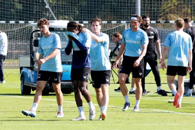 DEU, DFL, 2. FBL Hertha BSC, Training, 26.08.2025, Sportforum, Berlin, DEU, DFL, 2. FBL Hertha BSC, Training, im Bild Hertha-Spielerkreis, Deyovaisio Zeefuik (Hertha BSC Berlin 42), Maurice Krattenmacher (Hertha BSC Berlin 14), Leon Jensen (Hertha BSC Berlin 5), Fabian Reese (Hertha BSC Berlin 11) DFL - regulations prohibit any use of Photographs as image sequences and or quasi-video