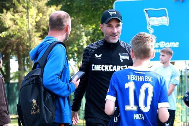DEU, DFL, 2. FBL Hertha BSC, Training, 26.08.2025, Sportforum, Berlin, DEU, DFL, 2. FBL Hertha BSC, Training, im Bild Cheftrainer Stefan Leitl (Hertha BSC Berlin), Hertha-BSC Fans DFL - regulations prohibit any use of Photographs as image sequences and or quasi-video