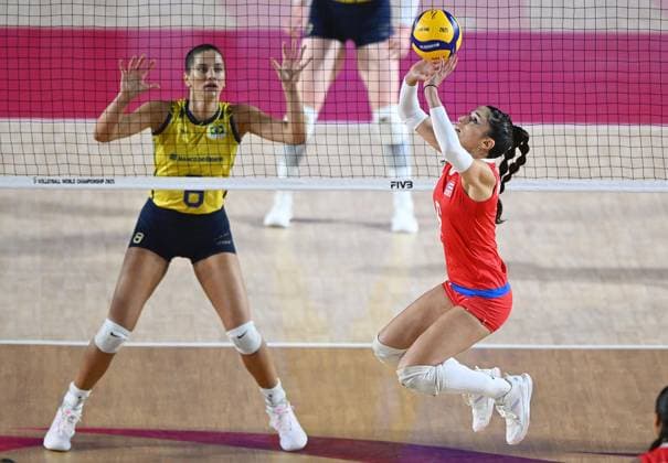 (250826) -- CHIANG MAI, Aug. 26, 2025 -- Jennifer Nogueras (R) of Puerto Rico passes the ball during the Preliminary Phase Pool C match between Brazil and Puerto Rico at the Volleyball Women s World Championship, WM, Weltmeisterschaft in Chiang Mai, Thailand, Aug. 26, 2025. ) (SP)THAILAND-CHIANG MAI-VOLLEYBALL-WOMEN S WORLD CHAMPIONSHIP-BRAZIL VS PUERTO RICO HouxZhaokang 
