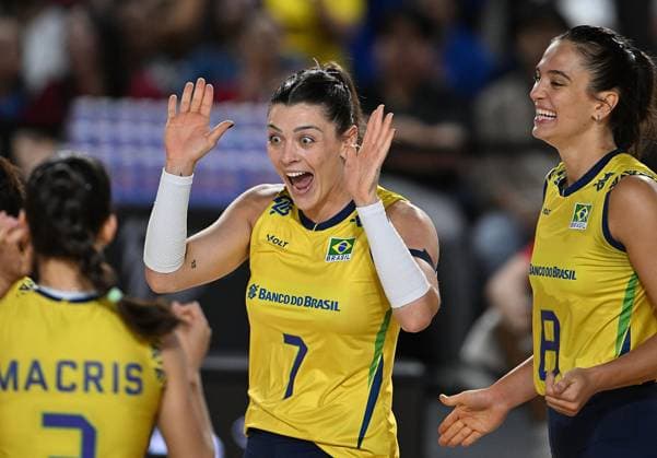 (250826) -- CHIANG MAI, Aug. 26, 2025 -- Rosamaria Montibeller (C) of Brazil celebrates scoring with teammates during the Preliminary Phase Pool C match between Brazil and Puerto Rico at the Volleyball Women s World Championship, WM, Weltmeisterschaft in Chiang Mai, Thailand, Aug. 26, 2025. ) (SP)THAILAND-CHIANG MAI-VOLLEYBALL-WOMEN S WORLD CHAMPIONSHIP-BRAZIL VS PUERTO RICO HouxZhaokang 