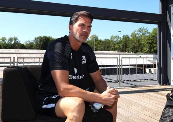 Fussball, Herren, 3.Liga, Saison 2025 2026, TSV 1860 München, Training Patrick Glöckner Gloeckner, Trainer (TSV 1860 München) sitzend bei einer Gesprächsrunde, Interview, Fragen