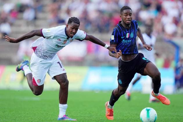 Inter Milan™s Kouadio Maye fights for the ball with Cagliari s Yael Trepy during the Primavera Italian Super Cup final 2025 soccer match between Inter and Cagliari at Arena Civica in Milan , North Italy , Tuesday , August 26 , 2025. - Soccer  Copyright: xSpada LaPressex