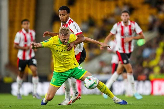 Carabao Cup Norwich City v Southampton Harry Darling of Norwich City is challenged by Cameron Archer of Southampton during the Carabao Cup match Norwich City vs Southampton at Carrow Road, Norwich, United Kingdom, 26th August 2025 (Photo by Izzy Poles News Images) Norwich Carrow Road Norfolk United Kingdom Copyright: xIzzyxPoles NewsxImagesx