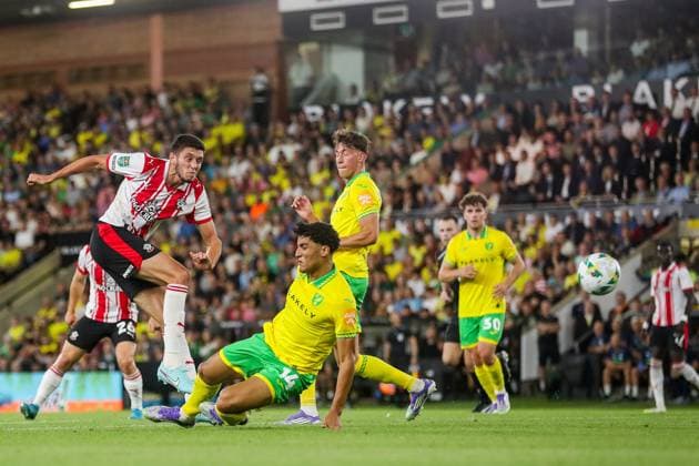 Carabao Cup Norwich City v Southampton Ross Stewart of Southampton shoots during the Carabao Cup match Norwich City vs Southampton at Carrow Road, Norwich, United Kingdom, 26th August 2025 (Photo by Izzy Poles News Images) Norwich Carrow Road Norfolk United Kingdom Copyright: xIzzyxPoles NewsxImagesx