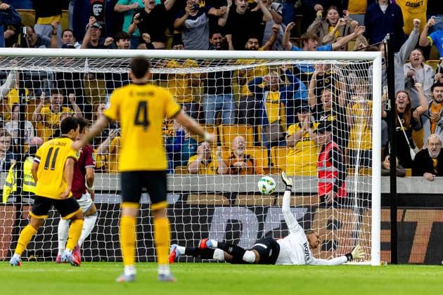 Wolverhampton Wanderers v West Ham United EFL Cup 26 08 2025. GOAL scores 1-0 Wolverhampton Wanderers defender Rodrigo Gomes (21) follows up and scores during the EFL Cup match between Wolverhampton Wanderers and West Ham United at Molineux, Wolverhampton, England on 26 August 2025. Wolverhampton Molineux West Midlands England Editorial use only DataCo restrictions apply See www.football-dataco.com , Copyright: xManjitxNarotrax PSI-22686-0014