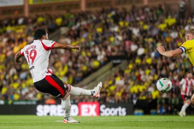 Carabao Cup Norwich City v Southampton Cameron Archer of Southampton scores to make it 0-1 during the Carabao Cup match Norwich City vs Southampton at Carrow Road, Norwich, United Kingdom, 26th August 2025 (Photo by Izzy Poles News Images) Norwich Carrow Road Norfolk United Kingdom Copyright: xIzzyxPoles NewsxImagesx