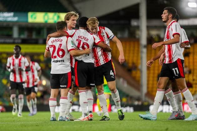 Carabao Cup Norwich City v Southampton Cameron Archer of Southampton celebrates his goal with teammates to make it 0-1 during the Carabao Cup match Norwich City vs Southampton at Carrow Road, Norwich, United Kingdom, 26th August 2025 (Photo by Izzy Poles News Images) Norwich Carrow Road Norfolk United Kingdom Copyright: xIzzyxPoles NewsxImagesx
