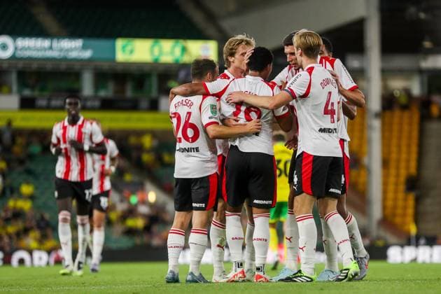 Carabao Cup Norwich City v Southampton Cameron Archer of Southampton celebrates his goal with teammates to make it 0-1 during the Carabao Cup match Norwich City vs Southampton at Carrow Road, Norwich, United Kingdom, 26th August 2025 (Photo by Izzy Poles News Images) Norwich Carrow Road Norfolk United Kingdom Copyright: xIzzyxPoles NewsxImagesx