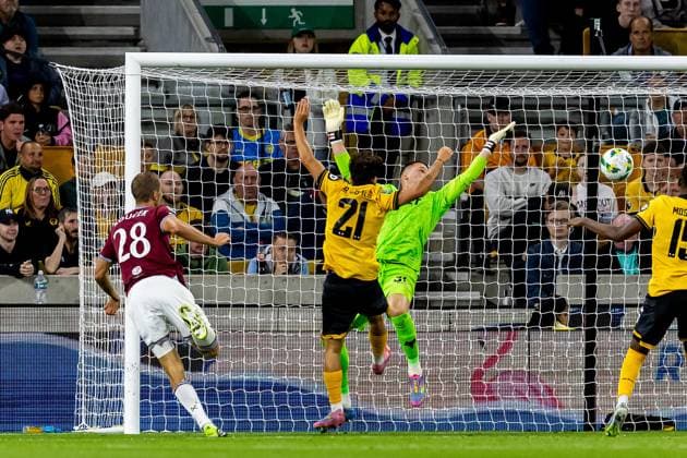 Wolverhampton Wanderers v West Ham United EFL Cup 26 08 2025. GOAL scores 1-1 West Ham United midfielder Tomas Soucek (28) scores from header during the EFL Cup match between Wolverhampton Wanderers and West Ham United at Molineux, Wolverhampton, England on 26 August 2025. Wolverhampton Molineux West Midlands England Editorial use only DataCo restrictions apply See www.football-dataco.com , Copyright: xManjitxNarotrax PSI-22686-0032