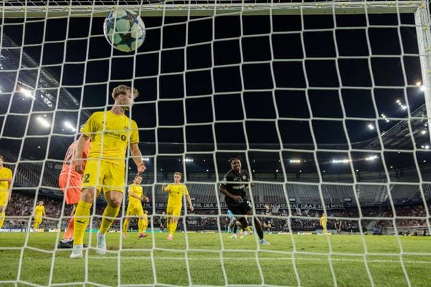 SOCCER - UEFA CL, Sturm vs Bodo KLAGENFURT,AUSTRIA,26.AUG.25 - SOCCER - UEFA Champions League, play off, SK Sturm Graz vs FK Bodo Glimt. Image shows Villads Nielsen (Bodo Glimt) and the rejoicing of Seedyahmed Jatta (Sturm). Keywords: goal, netcam.  GEPAxpictures xMatthiasxTrinkl