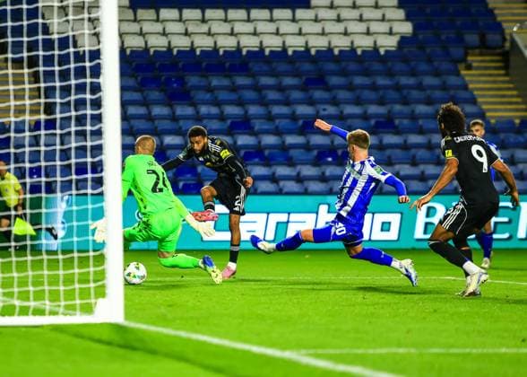 Carabao Cup Sheffield Wednesday v Leeds United Jayden Bogle of Leeds United scores to make it 1-1 during the Carabao Cup match Sheffield Wednesday vs Leeds United at Hillsborough, Sheffield, United Kingdom, 26th August 2025 (Photo by Richard Bierton News Images) Sheffield Hillsborough South Yorkshire United Kingdom Copyright: xRichardxBierton NewsxImagesx