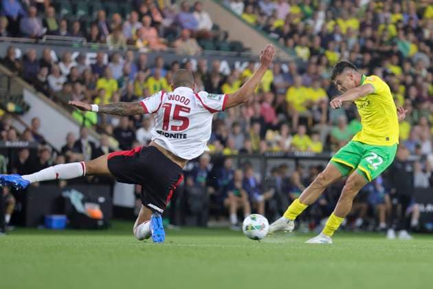 Norwich City v Southampton Carabao Cup Mirko Topic of Norwich has a shot on goal during the Carabao Cup Second Round match at Carrow Road, Norwich UK Newspapers OUT Copyright: xPaulxChestertonx FIL-22146-0036