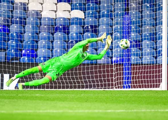 Carabao Cup Sheffield Wednesday v Leeds United Ethan Horvath Sheffield Wednesday goalkeeper saves a penalty in the shootout during the Carabao Cup match Sheffield Wednesday vs Leeds United at Hillsborough, Sheffield, United Kingdom, 26th August 2025 (Photo by Richard Bierton News Images) Sheffield Hillsborough South Yorkshire United Kingdom Copyright: xRichardxBierton NewsxImagesx
