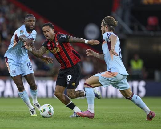 Bournemouth, England, August 26, 2025: Bournemouth s Justin Kluivert (centre) battles with Brentford s Frank Onyeka (left) and Mathias Jensen (right) during the Carabao Cup 2025 26 Round 2 match between AFC Bournemouth and Brentford FC at the Vitality Stadium in Bournemouth, England. (Photo by David Horton Sports Press Photo) Copyright: xDavidxHorton SportsxPressxPhotox Sportspressphoto_SPR16926