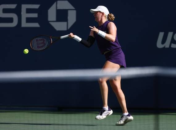 2025 US Open Tennis Championships, Day Three, Billy Jean-King Tennis Centre, Flushing Meadows, New York, USA, 26 08 2025 Francesca Jones (GBR) in action during her first round match against Eva Lys (GER) in the 2025 US Open at Flushing Meadows New York Billy Jean King Tennis Centre, Flushing Meadows New York USA Copyright: xMarkxGreenwoodx