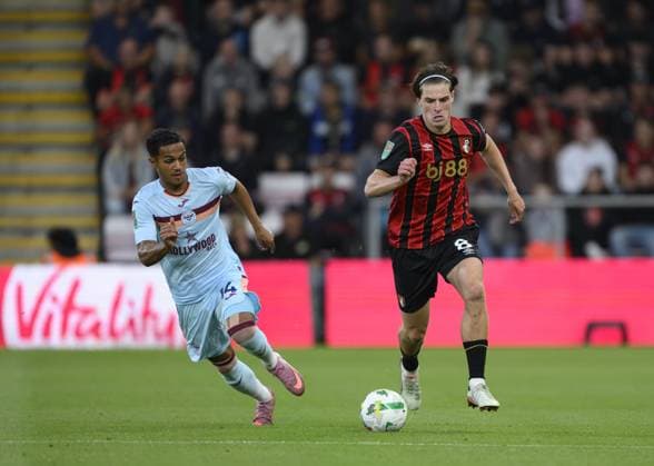 Bournemouth, England, August 26, 2025: Bournemouth s Alex Scott (right) under pressure from Brentford s Fabio Carvalho (left) during the Carabao Cup 2025 26 Round 2 match between AFC Bournemouth and Brentford FC at the Vitality Stadium in Bournemouth, England. (Photo by David Horton Sports Press Photo) Copyright: xDavidxHorton SportsxPressxPhotox Sportspressphoto_SPR16930