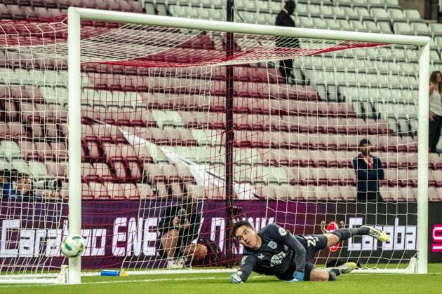 SUNDERLAND, ENGLAND - AUG 26: Huddersfield Town goalkeeper Lee Nicholls watches penalty of Milan Aleksi? go wide during penalty shoot-out of the Carabao Cup 2024 25 League match between Sunderland and Huddersfield Town at Stadium of Light on August 26th 2025 in Sunderland, England. Copyright: xRichardxCallis SPPx Sportspressphoto_SPR16932