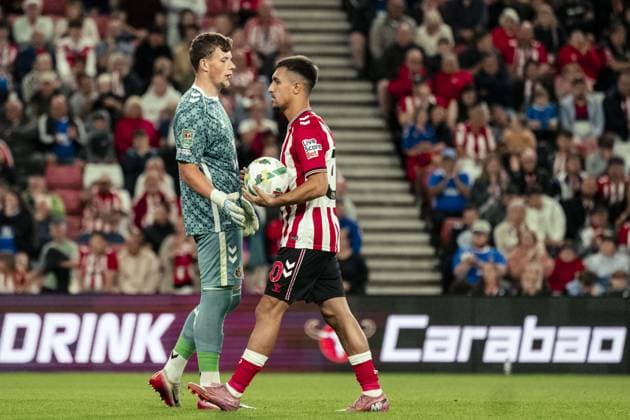 SUNDERLAND, ENGLAND - AUG 26: Milan Aleksi? and Anthony Patterson of Sunderland during penalty shoot-out of the Carabao Cup 2024 25 League match between Sunderland and Huddersfield Town at Stadium of Light on August 26th 2025 in Sunderland, England. Copyright: xRichardxCallis SPPx Sportspressphoto_SPR16936