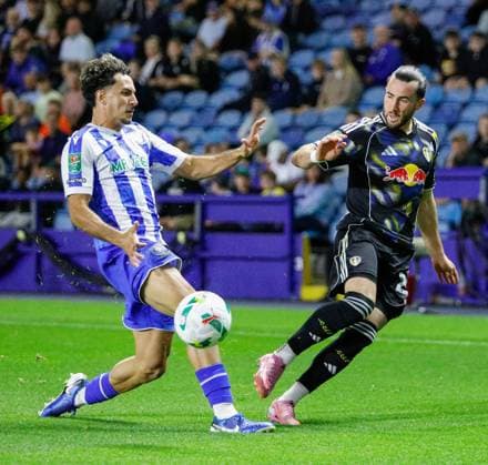 Sheffield Wednesday v Leeds United Carabao Cup Gui Siqueira of Sheffield Wednesday and Jack Harrison of Leeds United during the Carabao Cup Second Round match at Hillsborough, Sheffield UK Newspapers OUT Copyright: xMaxxTomlinsonx FIL-22148-0061