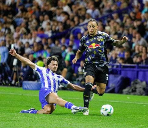 Sheffield Wednesday v Leeds United Carabao Cup Gui Siqueira of Sheffield Wednesday and Noah Okafor of Leeds United during the Carabao Cup Second Round match at Hillsborough, Sheffield UK Newspapers OUT Copyright: xMaxxTomlinsonx FIL-22148-0062