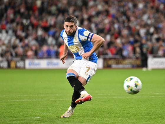 Lynden Gooch of Huddersfield Town scores his penalty kick in the shoot out Sunderland v Huddersfield Town, EFL Carabao Cup, Second Round, Football, Stadium of Light, Sunderland, UK - 26 Aug 2025Sunderland Stadium of Light United Kingdom EDITORIAL USE ONLY No use with unauthorised audio, video, data, fixture lists, club league logos or live services. Online in-match use limited to 120 images, no video emulation. No use in betting, games or single club league player publications.  Copyright: xRichardxLee Shutterstockx 15455838bf