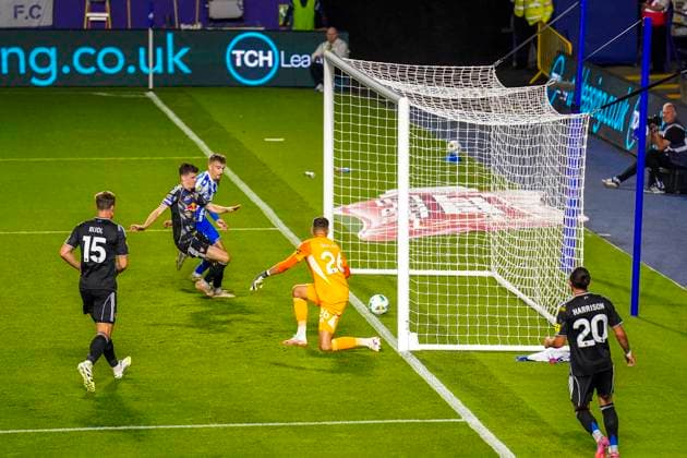 Sheffield Wednesday FC v Leeds United FC, Carabao Cup, 2nd Round Leeds United goalkeeper Karl Darlow (26) own goal, 1-0, Sheffield Wednesday forward Jamal Lowe (9) during the Sheffield Wednesday FC v Leeds United FC Carabao Cup, 2nd Round match at Hillsborough Stadium, Sheffield, England, United Kingdom on 26 August 2025 Credit: Eleanor Hoad Every Second Media Editorial use only. All images are copyright Every Second Media Limited. No images may be reproduced without prior permission. All rights reserved. Premier League and Football League images are subject to licensing agreements with Football DataCo Limited. see https: www.football-dataco.com Copyright: xIMAGO EveryxSecondxMediax ESM-1564-0024 EleanorxHoadx xEveryxSecondxMediax