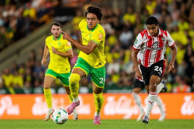 Carabao Cup Norwich City v Southampton Jovon Makama of Norwich City breaks with the ball during the Carabao Cup match Norwich City vs Southampton at Carrow Road, Norwich, United Kingdom, 26th August 2025 (Photo by Izzy Poles News Images) Norwich Carrow Road Norfolk United Kingdom Copyright: xIzzyxPoles NewsxImagesx