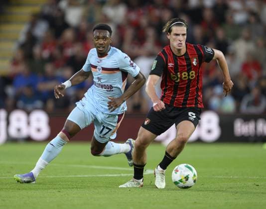 Bournemouth, England, August 26, 2025: Bournemouth s Alex Scott (right) under pressure from Brentford s Antoni Milambo (left) during the Carabao Cup 2025 26 Round 2 match between AFC Bournemouth and Brentford FC at the Vitality Stadium in Bournemouth, England. (Photo by David Horton Sports Press Photo) Copyright: xDavidxHorton SportsxPressxPhotox Sportspressphoto_SPR16985