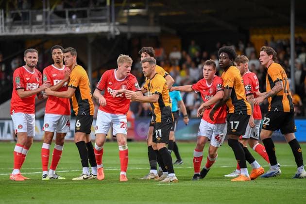 Cambridge United v Charlton Athletic Carabao Cup Charlton Athletic™s Macaulay Gillesphey, Harvey Knibbs, Zach Mitchell and Oliver Hobden prepare to attack a corner during the Carabao Cup Second Round match at the Cledara Abbey Stadium, Cambridge UK Newspapers OUT Copyright: xMartynxHaworthx FIL-22145-0165