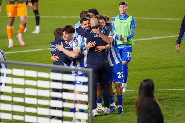 Sheffield Wednesday FC v Leeds United FC, Carabao Cup, 2nd Round Sheffield Wednesday Manager Henrik Pedersen celebrates winning with Sheffield Wednesday defender Gui Siqueira (23) during the Sheffield Wednesday FC v Leeds United FC Carabao Cup, 2nd Round match at Hillsborough Stadium, Sheffield, England, United Kingdom on 26 August 2025 Credit: Eleanor Hoad Every Second Media Editorial use only. All images are copyright Every Second Media Limited. No images may be reproduced without prior permission. All rights reserved. Premier League and Football League images are subject to licensing agreements with Football DataCo Limited. see https: www.football-dataco.com Copyright: xIMAGO EveryxSecondxMediax ESM-1564-0043 EleanorxHoadx xEveryxSecondxMediax