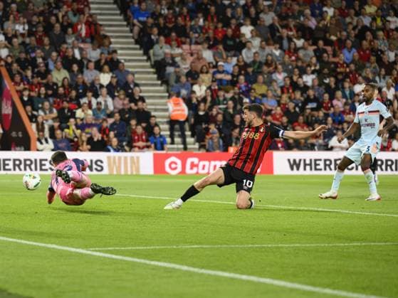 Bournemouth, England, August 26, 2025: Bournemouth s Ryan Christie (centre) unable to get a touch on the ball during the Carabao Cup 2025 26 Round 2 match between AFC Bournemouth and Brentford FC at the Vitality Stadium in Bournemouth, England. (Photo by David Horton Sports Press Photo) Copyright: xDavidxHorton SportsxPressxPhotox Sportspressphoto_SPR17016