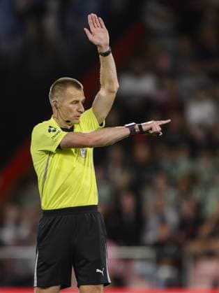 Bournemouth, England, August 26, 2025: Referee Michael Salisbury during the Carabao Cup 2025 26 Round 2 match between AFC Bournemouth and Brentford FC at the Vitality Stadium in Bournemouth, England. (Photo by David Horton Sports Press Photo) Copyright: xDavidxHorton SportsxPressxPhotox Sportspressphoto_SPR17026