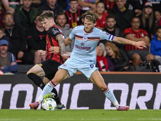 Bournemouth, England, August 26, 2025: Bournemouth s Ben Gannon-Doak (left) vies for possession with Brentford s Mathias Jensen during the Carabao Cup 2025 26 Round 2 match between AFC Bournemouth and Brentford FC at the Vitality Stadium in Bournemouth, England. (Photo by David Horton Sports Press Photo) Copyright: xDavidxHorton SportsxPressxPhotox Sportspressphoto_SPR17036