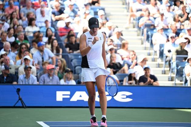 (250827) -- NEW YORK, Aug. 27, 2025 -- Iga Swiatek of Poland celebrates scoring during the women s singles first round match against Emiliana Arango of Colombia at the 2025 US Open tennis championships in New York, the United States, on Aug. 26, 2025. ) (SP)U.S.-NEW YORK-TENNIS-US OPEN-WOMEN S SINGLES LixRui 