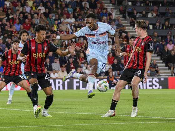 Bournemouth, England, August 26, 2025: Brentford s Antoni Milambo (centre) battles with Bournemouth s James Hill (left) and Alex Scott (right) during the Carabao Cup 2025 26 Round 2 match between AFC Bournemouth and Brentford FC at the Vitality Stadium in Bournemouth, England. (Photo by David Horton Sports Press Photo) Copyright: xDavidxHorton SportsxPressxPhotox Sportspressphoto_SPR17039