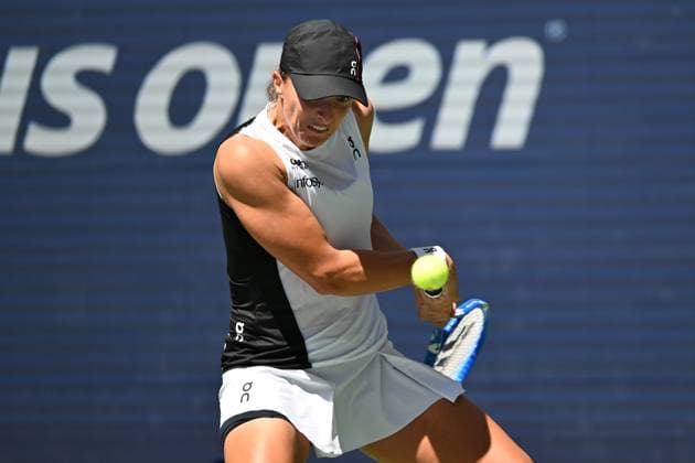 (250827) -- NEW YORK, Aug. 27, 2025 -- Iga Swiatek of Poland hits a return during the women s singles first round match against Emiliana Arango of Colombia at the 2025 US Open tennis championships in New York, the United States, on Aug. 26, 2025. ) (SP)U.S.-NEW YORK-TENNIS-US OPEN-WOMEN S SINGLES LixRui 