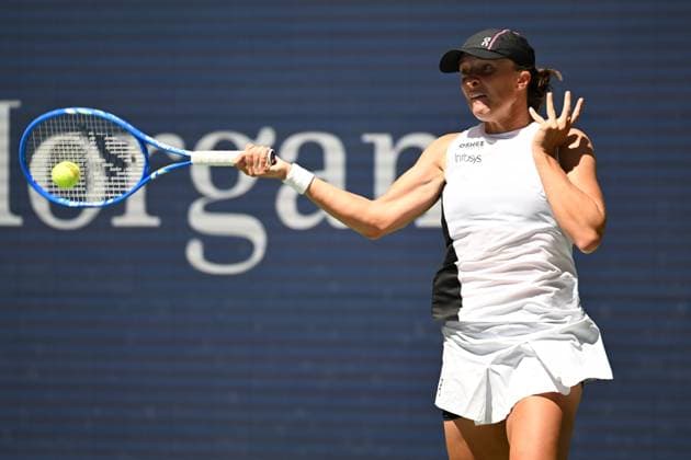 (250827) -- NEW YORK, Aug. 27, 2025 -- Iga Swiatek of Poland hits a return during the women s singles first round match against Emiliana Arango of Colombia at the 2025 US Open tennis championships in New York, the United States, on Aug. 26, 2025. ) (SP)U.S.-NEW YORK-TENNIS-US OPEN-WOMEN S SINGLES LixRui 