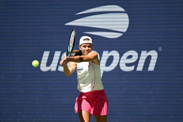 (250827) -- NEW YORK, Aug. 27, 2025 -- Emiliana Arango of Colombia hits a return during the women s singles first round match against Iga Swiatek of Poland at the 2025 US Open tennis championships in New York, the United States, on Aug. 26, 2025. ) (SP)U.S.-NEW YORK-TENNIS-US OPEN-WOMEN S SINGLES LixRui 