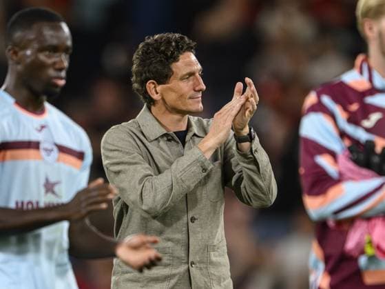 Bournemouth, England, August 26, 2025: Brentford manager Keith Andrews (centre) applauds the fans at the final whistle during the Carabao Cup 2025 26 Round 2 match between AFC Bournemouth and Brentford FC at the Vitality Stadium in Bournemouth, England. (Photo by David Horton Sports Press Photo) Copyright: xDavidxHorton SportsxPressxPhotox Sportspressphoto_SPR17043