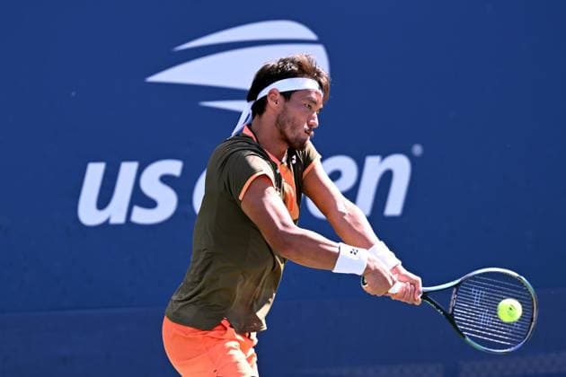 (250827) -- NEW YORK, Aug. 27, 2025 -- Bu Yunchaokete of China hits a return during the men s singles first round match against Valentin Royer of France at the 2025 US Open tennis championships in New York, the United States, on Aug. 25, 2025. ) (SP)U.S.-NEW YORK-TENNIS-US OPEN-MEN S SINGLES LixRui 