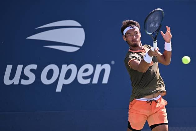 (250827) -- NEW YORK, Aug. 27, 2025 -- Bu Yunchaokete of China hits a return during the men s singles first round match against Valentin Royer of France at the 2025 US Open tennis championships in New York, the United States, on Aug. 25, 2025. ) (SP)U.S.-NEW YORK-TENNIS-US OPEN-MEN S SINGLES LixRui 