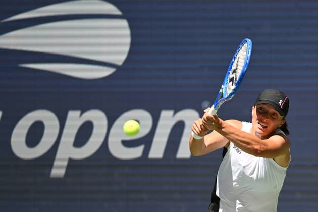 (250827) -- NEW YORK, Aug. 27, 2025 -- Iga Swiatek of Poland hits a return during the women s singles first round match against Emiliana Arango of Colombia at the 2025 US Open tennis championships in New York, the United States, on Aug. 26, 2025. ) (SP)U.S.-NEW YORK-TENNIS-US OPEN-WOMEN S SINGLES LixRui 