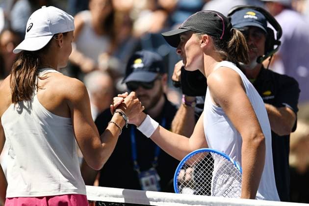(250827) -- NEW YORK, Aug. 27, 2025 -- Iga Swiatek (R) of Poland shakes hands with Emiliana Arango of Colombia after their women s singles first round match at the 2025 US Open tennis championships in New York, the United States, on Aug. 26, 2025. ) (SP)U.S.-NEW YORK-TENNIS-US OPEN-WOMEN S SINGLES LixRui 