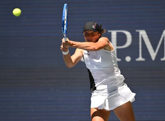 (250827) -- NEW YORK, Aug. 27, 2025 -- Iga Swiatek of Poland hits a return during the women s singles first round match against Emiliana Arango of Colombia at the 2025 US Open tennis championships in New York, the United States, on Aug. 26, 2025. ) (SP)U.S.-NEW YORK-TENNIS-US OPEN-WOMEN S SINGLES LixRui 