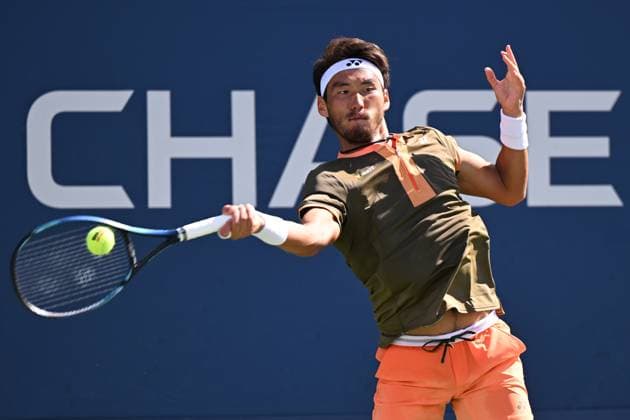 (250827) -- NEW YORK, Aug. 27, 2025 -- Bu Yunchaokete of China hits a return during the men s singles first round match against Valentin Royer of France at the 2025 US Open tennis championships in New York, the United States, on Aug. 25, 2025. ) (SP)U.S.-NEW YORK-TENNIS-US OPEN-MEN S SINGLES LixRui 