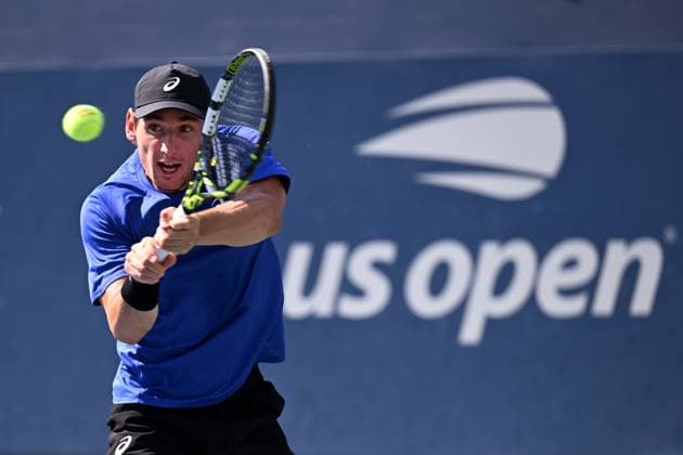 (250827) -- NEW YORK, Aug. 27, 2025 -- Valentin Royer of France hits a return during the men s singles first round match against Bu Yunchaokete of China at the 2025 US Open tennis championships in New York, the United States, on Aug. 25, 2025. ) (SP)U.S.-NEW YORK-TENNIS-US OPEN-MEN S SINGLES LixRui 